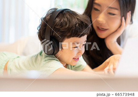ライフスタイル ママ 母 66573948