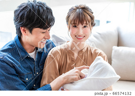 赤ちゃんを抱っこしたママとパパ 66574132