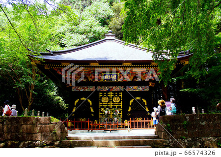 【宮城】夏の仙台 新緑の中の瑞鳳殿・感仙殿(正面)と観光客 【宮城】夏の仙台 新緑の中の瑞鳳殿・感仙殿(正面)と観光客 66574326