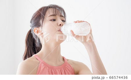 運動　スポーツ　女性 66574436