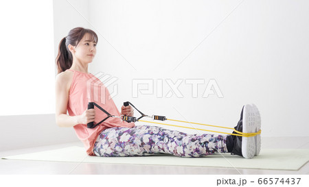 運動　スポーツ　女性 66574437