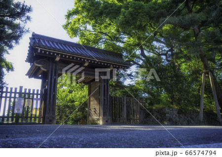 京都御苑の乾御門と新緑の風景 京都御苑の乾御門と新緑の風景 66574794