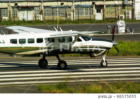 カラー　飛行機　飛行場　航空　（2020年6月登録）　最大サイズ：Ｍ 66575055