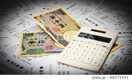 家計簿の管理　レシートとお金　精算作業のイメージ　 66575341