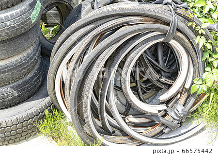 スクラップ工場の廃タイヤ 自転車 の写真素材
