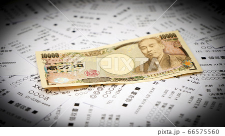 家計簿の管理 レシートとお金 精算作業のイメージ 家計簿の管理 レシートとお金 精算作業のイメージ 66575560