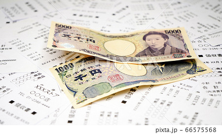 家計簿の管理　レシートとお金　精算作業のイメージ　 66575568