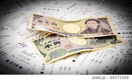 家計簿の管理 レシートとお金 精算作業のイメージ 家計簿の管理 レシートとお金 精算作業のイメージ 66575569