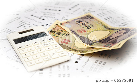 家計簿の管理　レシートとお金　精算作業のイメージ　 66575691