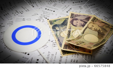 家計簿の管理　レシートとお金　精算作業のイメージ　 66575848