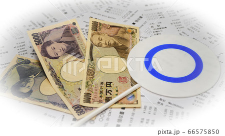 家計簿の管理　レシートとお金　精算作業のイメージ　 66575850