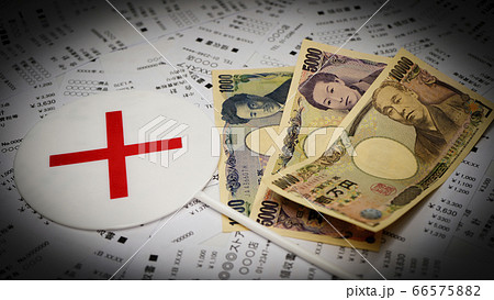 家計簿の管理　レシートとお金　精算作業のイメージ　 66575882