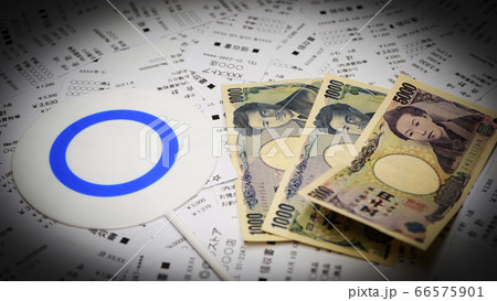 家計簿の管理 レシートとお金 精算作業のイメージ 家計簿の管理 レシートとお金 精算作業のイメージ 66575901