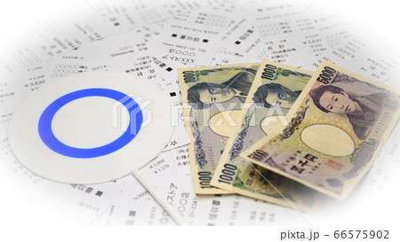 家計簿の管理　レシートとお金　精算作業のイメージ　 66575902