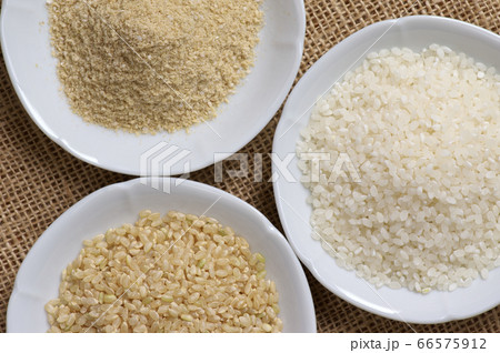 玄米と白米と米ぬか 66575912