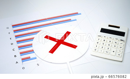 会社で市場分析 棒グラフ 電卓とバツプレート 会社で市場分析 棒グラフ 電卓とバツプレート 66576082