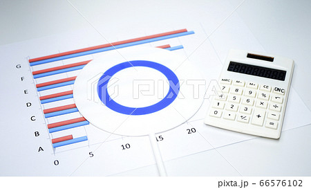 会社で市場分析　棒グラフ　電卓とマルプレート 66576102