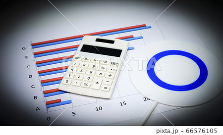 会社で市場分析 棒グラフ 電卓とマルプレート 会社で市場分析 棒グラフ 電卓とマルプレート 66576105