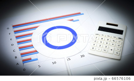 会社で市場分析　棒グラフ　電卓とマルプレート 66576106