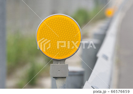 ガードレール用視線誘導標の反射板の写真素材