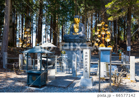 身延山久遠寺・奥之院思親閣、釈迦像（山梨県南巨摩郡身延町）2020年3月 66577142