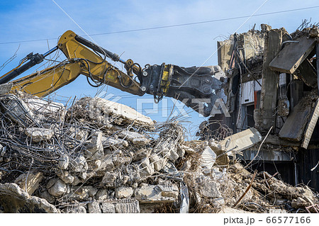 Building House destruction Demolition site Excavator with hydraulic crusher machine ruin house Building House destruction Demolition site Excavator with hydraulic crusher machine ruin house 66577166