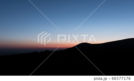 伊豆大島の火口展望台の夜明け 伊豆大島の火口展望台の夜明け 66577176