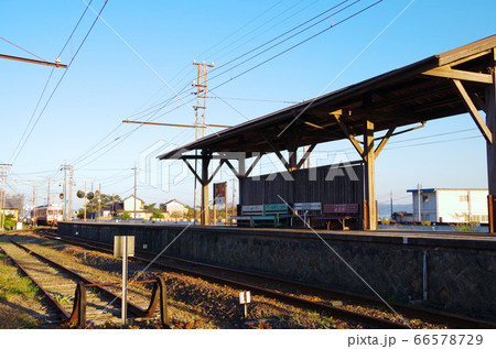 宍道湖沿線の国道沿いを走る一畑電車のレトロな駅のホームと青い空の風景 … 島根県 松江市（快晴） 66578729