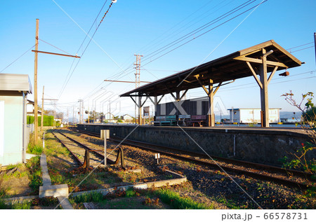 宍道湖沿線の国道沿いを走る一畑電車のレトロな駅のホームと青い空の風景 … 島根県 松江市（快晴） 66578731