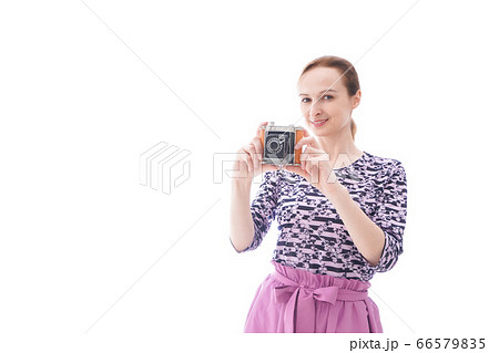 カメラを使う若い女性 カメラを使う若い女性 66579835