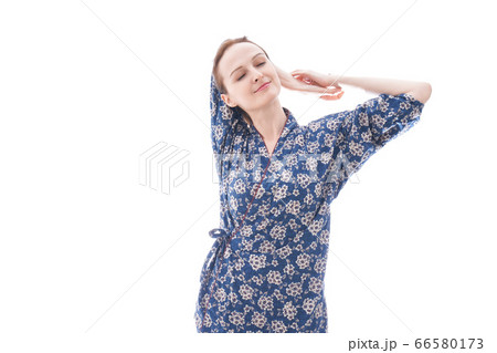 着物を着た外国人の若い女性 着物を着た外国人の若い女性 66580173