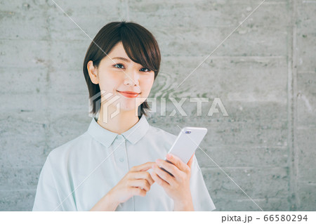 スマホを使う若い女性(※婚活、結婚相談所等のサイトやアプリなどでのご利用はお控え下さい) スマホを使う若い女性(※婚活、結婚相談所等のサイトやアプリなどでのご利用はお控え下さい) 66580294