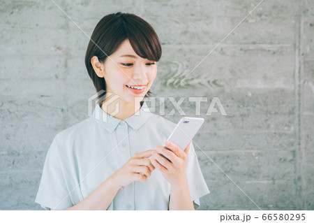 スマホを使う若い女性(※婚活、結婚相談所等のサイトやアプリなどでのご利用はお控え下さい) スマホを使う若い女性(※婚活、結婚相談所等のサイトやアプリなどでのご利用はお控え下さい) 66580295