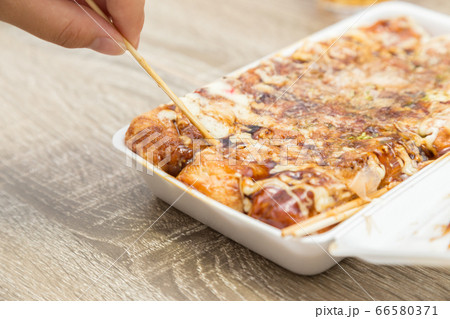 たこ焼きを食べる子供の手元 66580371