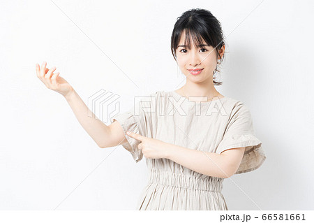 二の腕を示す若い女性の写真素材