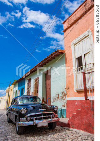 キューバ トリニダーの町中 カラフルなカサ (民泊)とクラシックカーのタクシー キューバ トリニダーの町中 カラフルなカサ (民泊)とクラシックカーのタクシー 66585563