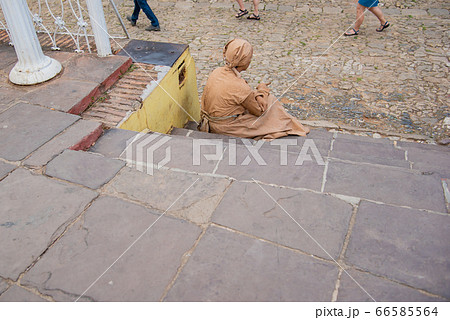 キューバ　トリニダー　マヨール広場で農場時代の衣装でポーズをとる女性 66585564