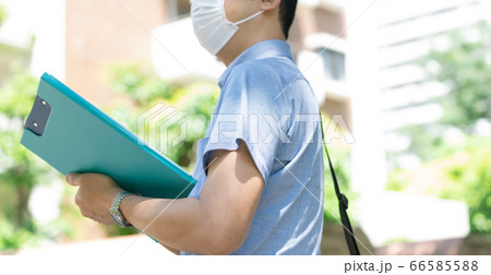 マスクをして屋外で働くミドル男性【調査員】 マスクをして屋外で働くミドル男性【調査員】 66585588