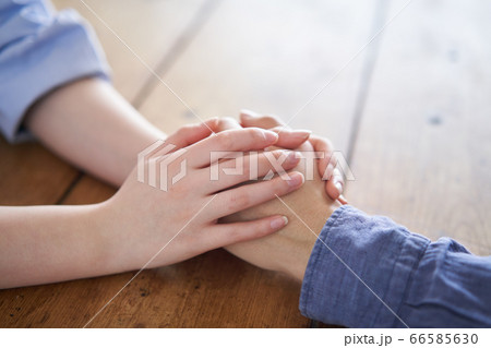 手を握る若いカップル 手を握る若いカップル 66585630