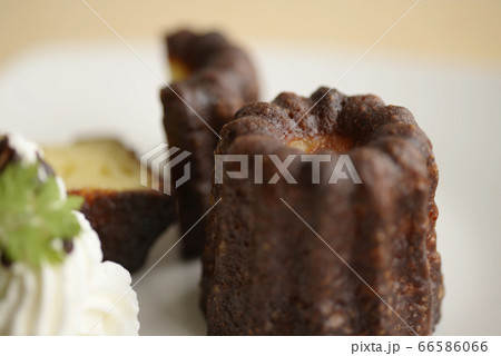 カヌレと生クリーム 焼き菓子 洋菓子 おやつ スイーツの写真素材 カヌレと生クリーム 焼き菓子 洋菓子 おやつ スイーツの写真素材