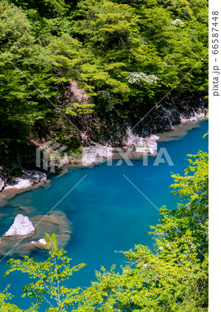 抱返渓谷 誓願橋から青い水面と川中の岩を望む 玉川 秋田県仙北市 春 昼間 縦 抱返渓谷 誓願橋から青い水面と川中の岩を望む 玉川 秋田県仙北市 春 昼間 縦 66587448