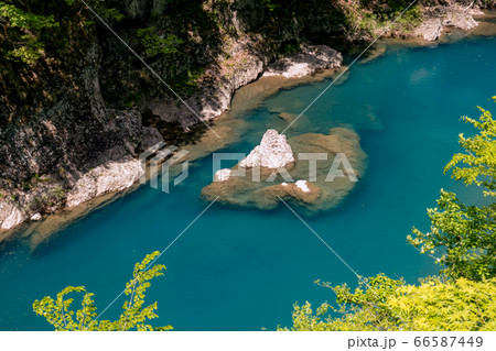 抱返渓谷 誓願橋から青い水面と白い岩を望む 玉川 秋田県仙北市 春 昼間 横 66587449