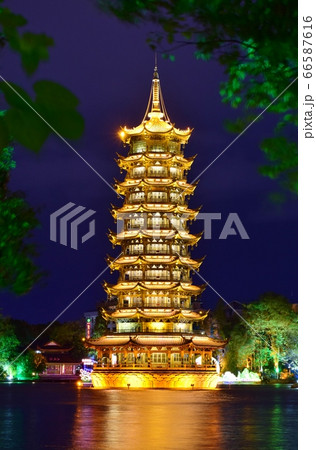 桂林の夜景 日月双塔公園 桂林の夜景 日月双塔公園 66587616