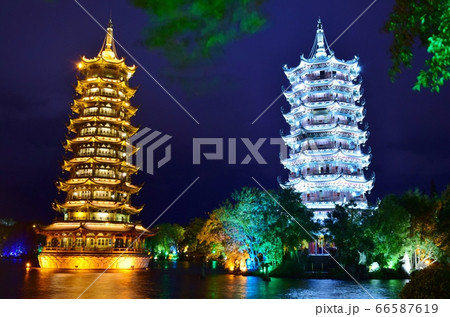 桂林の夜景 日月双塔公園 桂林の夜景 日月双塔公園 66587619