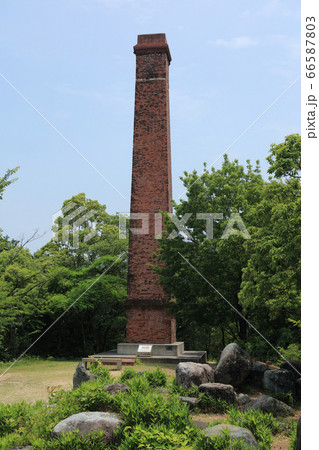生子山(煙突山)の別子銅山・山根精練所の煙突。新居浜市の産業遺産のシンボル。 生子山(煙突山)の別子銅山・山根精練所の煙突。新居浜市の産業遺産のシンボル。 66587803