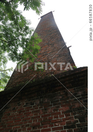 生子山（煙突山）の別子銅山・山根精練所の煙突。新居浜市の産業遺産のシンボル。 66587830