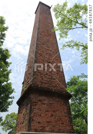 生子山(煙突山)の別子銅山・山根精練所の煙突。新居浜市の産業遺産のシンボル。 生子山(煙突山)の別子銅山・山根精練所の煙突。新居浜市の産業遺産のシンボル。 66587837