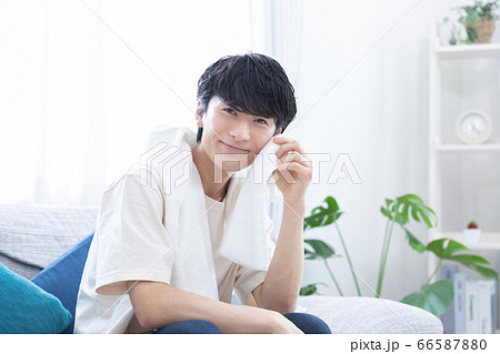 ビューティーイメージ　お風呂上りにくつろぐ若い男性 66587880