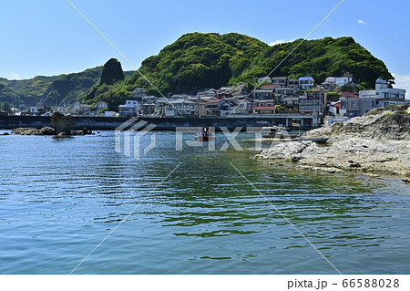安房鴨川市の仁右衛門島から対岸太海の町並みと渡し舟 66588028
