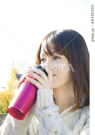 水筒の飲み物を飲む女性 水筒の飲み物を飲む女性 66590505